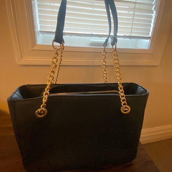 Black Purse + Gold chained - Picture 2 of 4